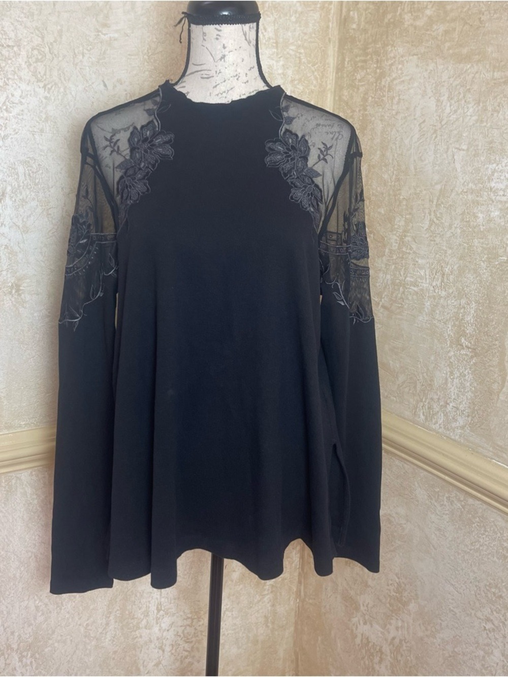 Free People Daniella Top, shoulders sheer mesh floral embroidered accents Sz L - Picture 2 of 9